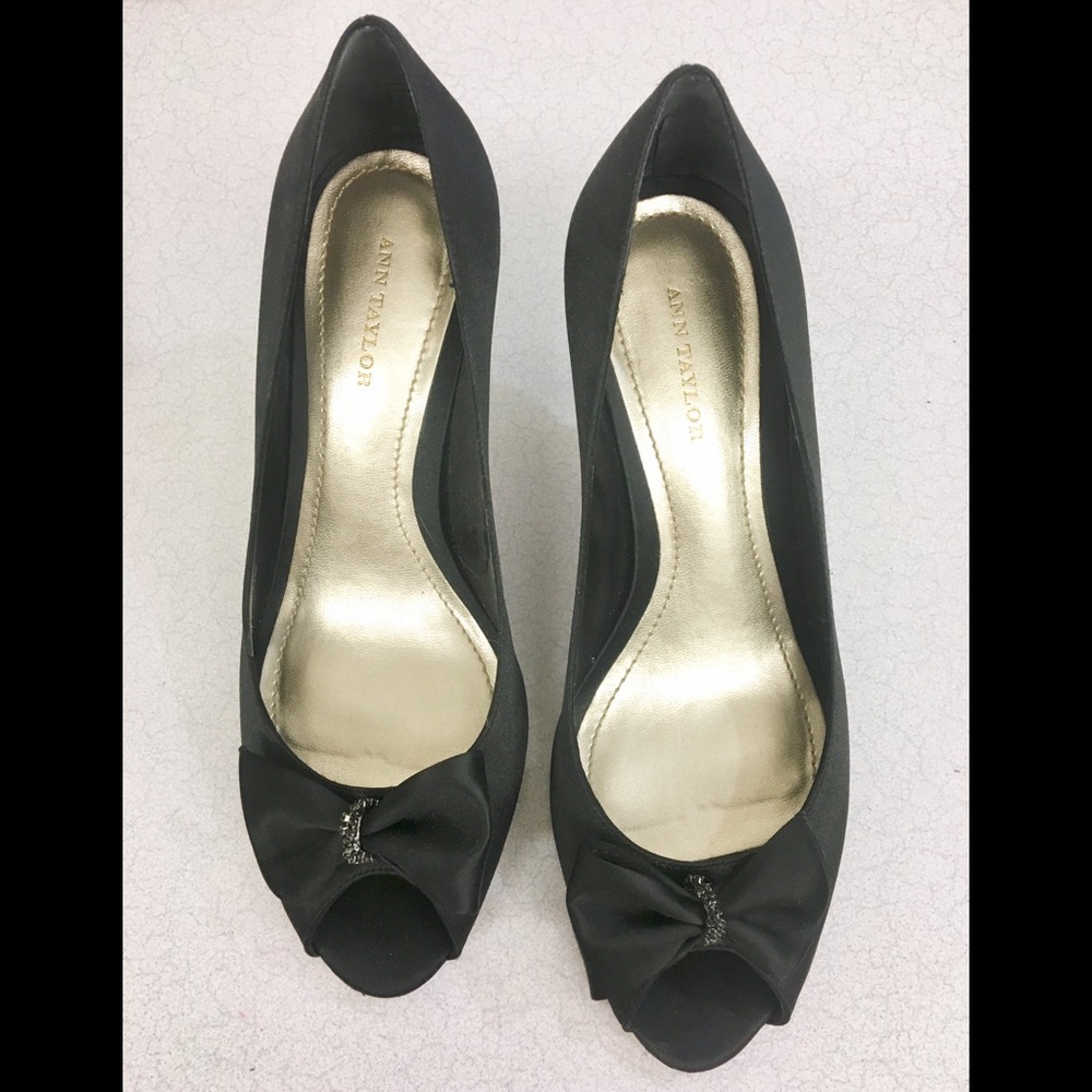 Gorgeous Ann Taylor satin pumps - Picture 3 of 8